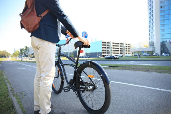 Επιχειρηματίας Περπάτημα Ποδήλατο Στο Δρόμο Μετά Δουλειά — Φωτογραφία Αρχείου
