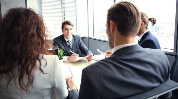 Работа интервью с работодателем, бизнесмен слушать кандидатов
