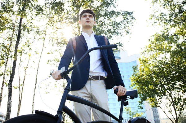仕事の後 通りで自転車を歩くビジネスマン — ストック写真