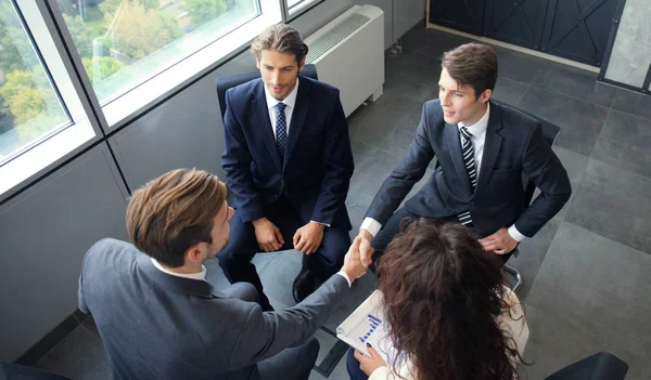 Empresários Apertando Mãos Terminando Uma Reunião — Fotografia de Stock