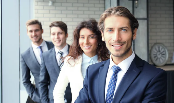 Feliz Equipo Negocios Sonriente Pie Una Fila Oficina — Foto de Stock