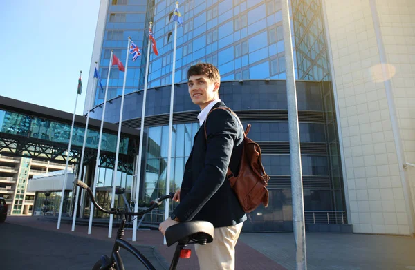 自転車で町の通りを歩いて自信を持って若いビジネスマン — ストック写真