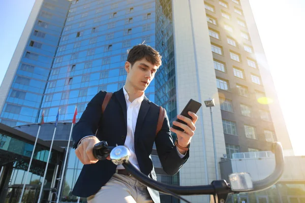 Jonge Zakenman Met Fiets Smartphone Stad Straat — Stockfoto