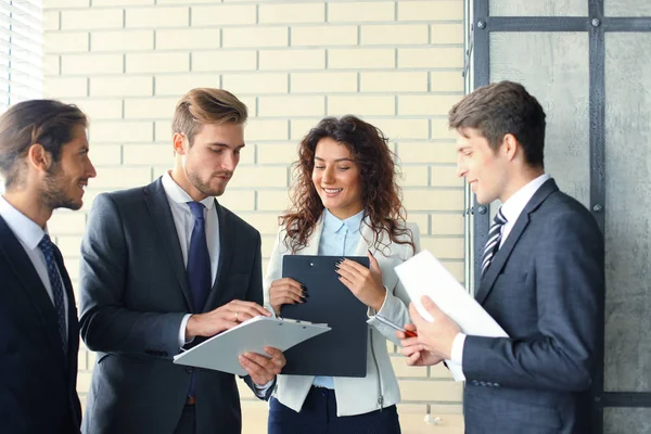 Gruppo Imprenditori Che Discutono Idee Occasione Della Riunione — Foto Stock