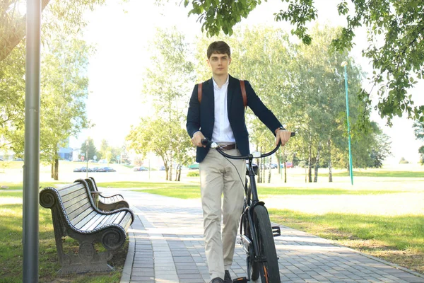 Empresário Caminhando Com Bicicleta Rua Depois Trabalho — Fotografia de Stock
