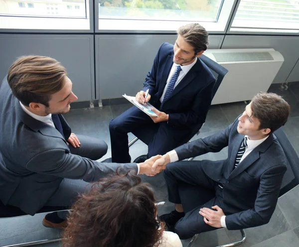 Empresários Apertando Mãos Terminando Uma Reunião — Fotografia de Stock