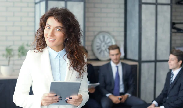 Gezicht Van Mooie Vrouw Achtergrond Van Mensen Uit Het Bedrijfsleven — Stockfoto