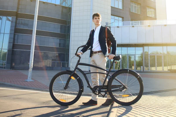Jovem Empresário Confiante Andando Bicicleta Rua Cidade — Fotografia de Stock