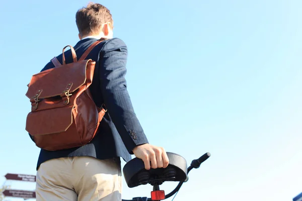 Homme Affaires Marchant Vélo Dans Rue Après Travail — Photo