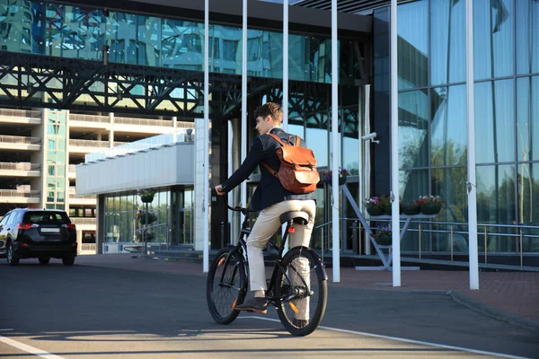 自転車で町の通りを歩いて自信を持って若いビジネスマン — ストック写真