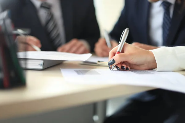 Geschäftsfrau Sitzt Büro Und Schreibt Dokumenten Stockfoto