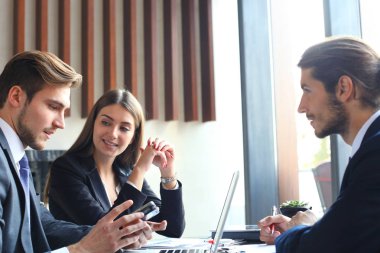 İş ortakları toplantıda belge ve fikirleri tartışıyor