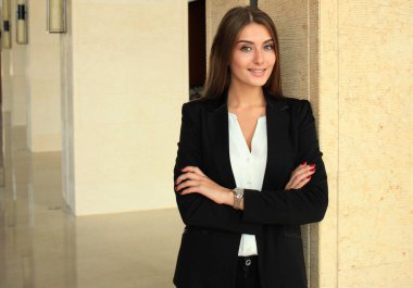 Genç güzel işkadını modern ofiste geçti silah ile ayakta 