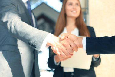 İş adamları el sıkışıyor, toplantıyı bitiriyor.