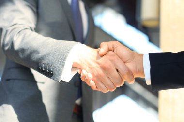 İş adamları el sıkışıyor, toplantıyı bitiriyor.