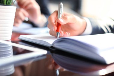 El kağıtları ile toplantıda çalışma iş adamı