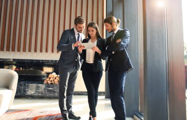 Dijital tablet birlikte ofis windows binası önünde kullanma işadamları grubu