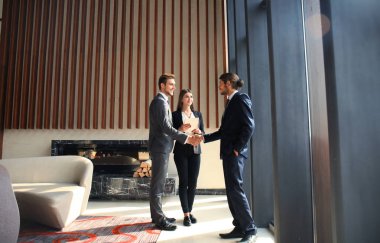 İş adamları el sıkışıyor, toplantıyı bitiriyor.