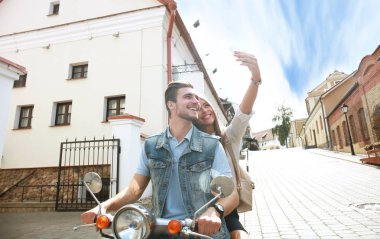 Selfie fotoğraf üzerinde smartphone açık havada yapma scooter üzerinde mutlu çift