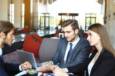 İş ortakları toplantıda belge ve fikirleri tartışıyor