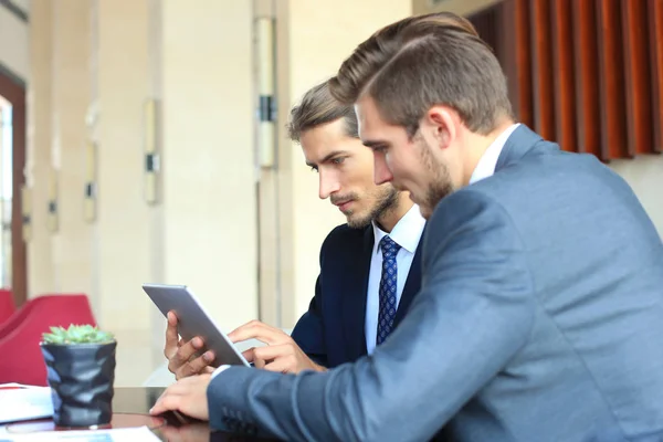 Dois Jovens Empresários Usando Touchpad Reunião — Fotografia de Stock