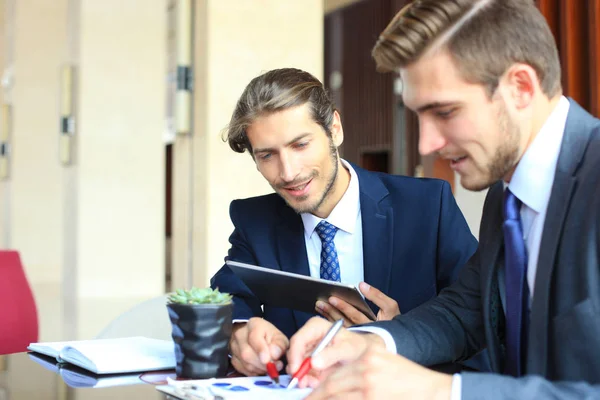 Zwei Junge Geschäftsleute Analysieren Finanzdokument Bei Einem Treffen — Stockfoto