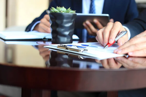 Twee Jonge Ondernemers Analyseren Van Financiële Document Tijdens Bijeenkomst — Stockfoto