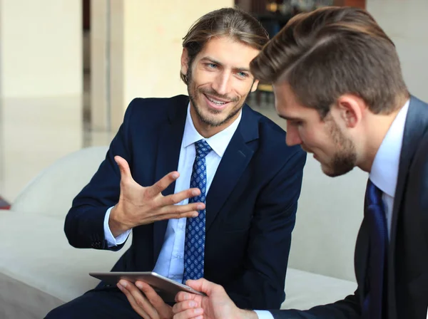 Két Fiatal Üzletember Segítségével Touchpad Ülésén — Stock Fotó