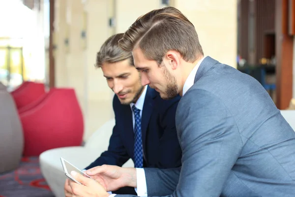 Deux Jeunes Hommes Affaires Utilisant Pavé Tactile Réunion — Photo