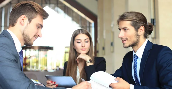 Empresario Sonriendo Felizmente Mientras Socio Negocios Finalmente Firma Contrato Importante — Foto de Stock