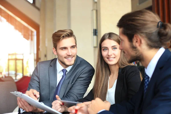 Partner Commerciali Che Discutono Documenti Idee Durante Incontro — Foto Stock