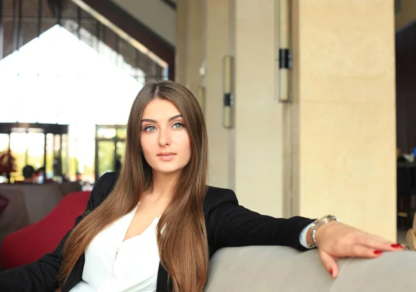 Mujer Negocios Sentada Sofá Cafetería — Foto de Stock