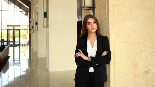 Młoda Piękna Bizneswoman Stojąc Rękami Skrzyżowanymi Nowoczesnym Biurze — Zdjęcie stockowe