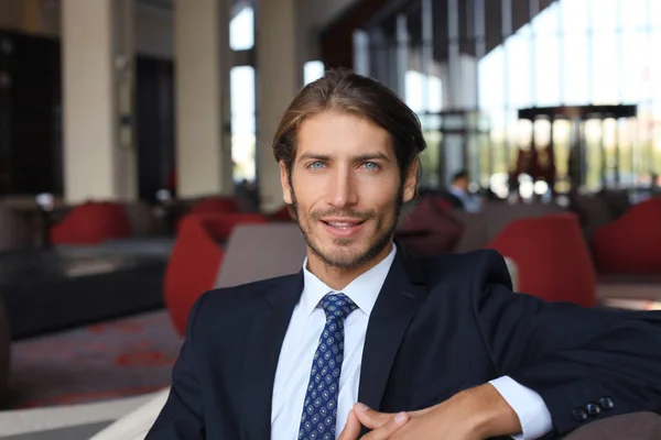 Retrato Del Joven Empresario Feliz Sentado Sofá Vestíbulo Del Hotel —  Fotos de Stock