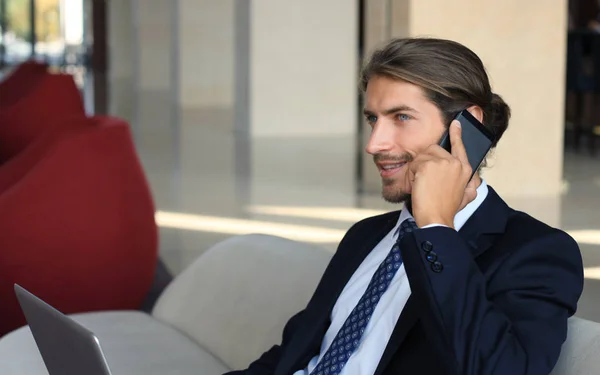 Jovem Empresário Sentado Relaxado Sofá Lobby Hotel Fazendo Telefonema Esperando — Fotografia de Stock