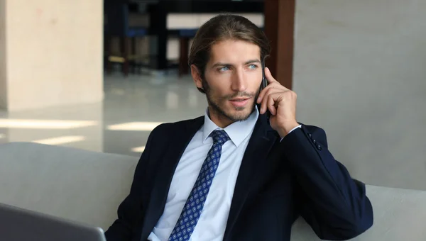 Mladý Podnikatel Sedí Uvolněně Pohovce Hotelové Vstupní Hale Zahájit Telefonní — Stock fotografie