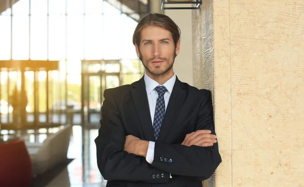 Retrato Joven Empresario Feliz Parado Vestíbulo Del Hotel — Foto de Stock