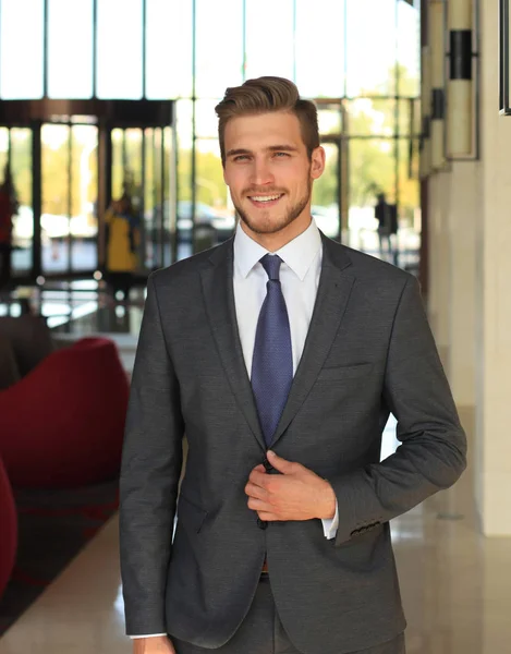 Retrato Joven Empresario Feliz Parado Vestíbulo Del Hotel — Foto de Stock