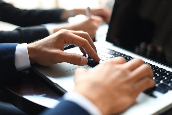 Geschäftspartner Die Schreibtisch Zusammenarbeiten Nutzen Einen Laptop — Stockfoto