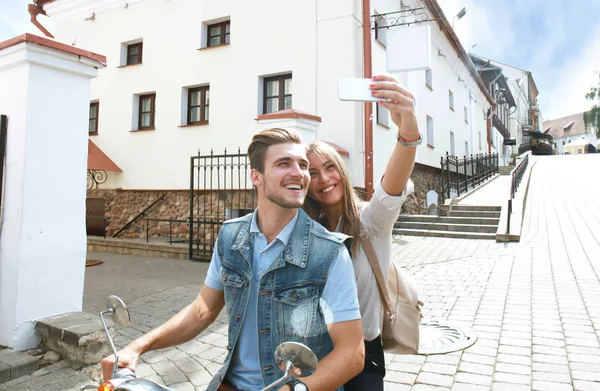 Pareja Feliz Scooter Haciendo Foto Selfie Teléfono Inteligente Aire Libre — Foto de Stock
