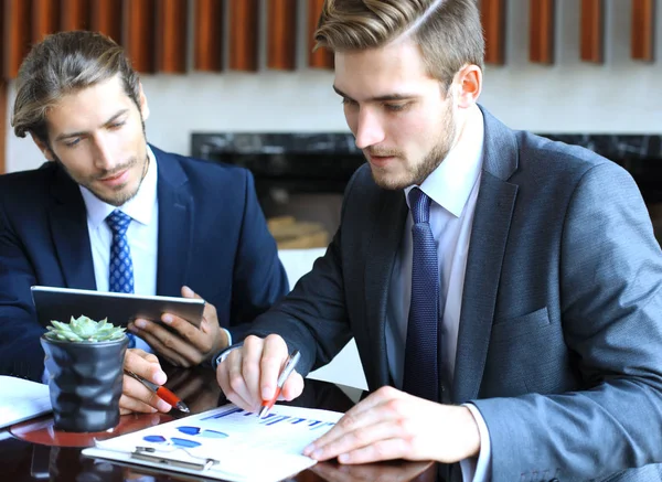 Dos Jóvenes Empresarios Analizan Documento Financiero Reunión — Foto de Stock