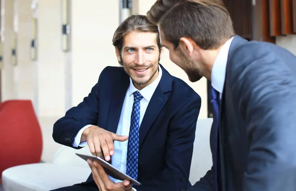 Dos Jóvenes Hombres Negocios Usando Touchpad Reunión — Foto de Stock