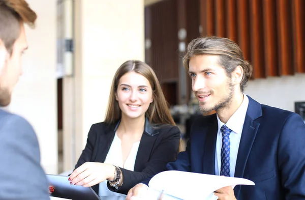 Socios Comerciales Que Discuten Documentos Ideas Reunión —  Fotos de Stock