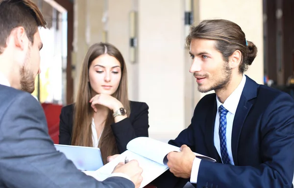 Geschäftspartner Diskutieren Bei Treffen Über Dokumente Und Ideen — Stockfoto