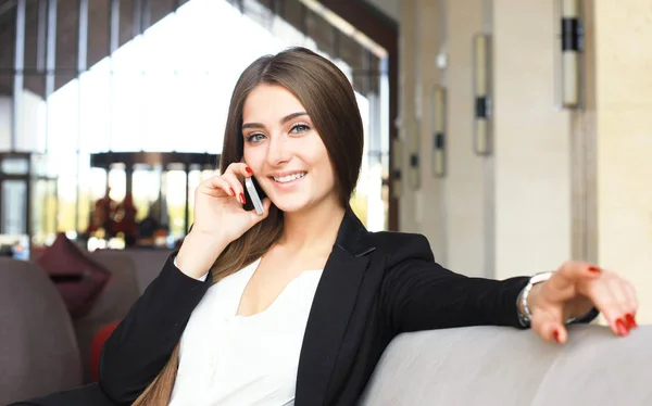 Femme Affaires Assise Sur Canapé Utilisant Smartphone Dans Café — Photo