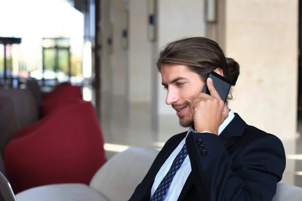 Jovem Empresário Sentado Relaxado Sofá Lobby Hotel Fazendo Telefonema Esperando — Fotografia de Stock