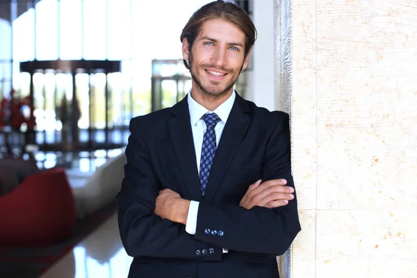 Retrato Joven Empresario Feliz Parado Vestíbulo Del Hotel — Foto de Stock