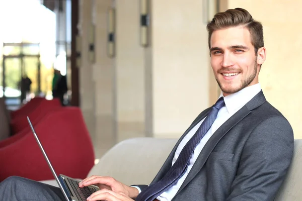 Νεαρός Επιχειρηματίας Που Εργάζεται Για Laptop Κάθεται Στο Λόμπι Του — Φωτογραφία Αρχείου