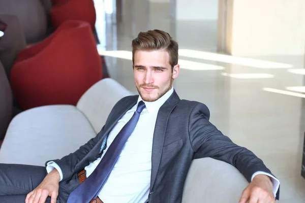 Retrato Del Joven Empresario Feliz Sentado Sofá Vestíbulo Del Hotel — Foto de Stock