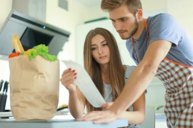 Çift evde mutfak touchpad ile onların fatura ödeme